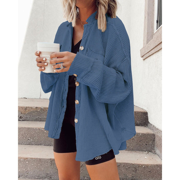 Giacca camicia donna moderna con revers, tasche e orlo asimmetrico, capo di tendenza.