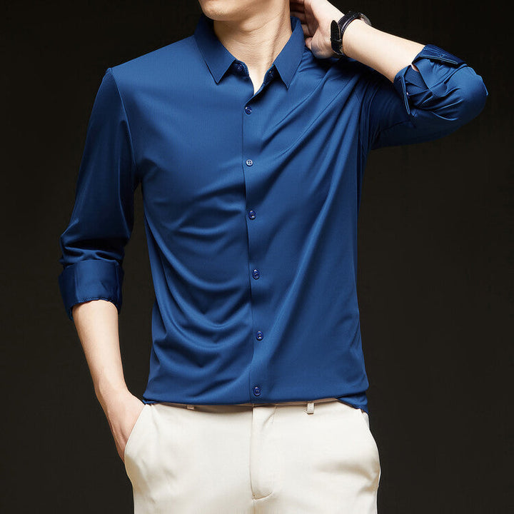 Camicia slim fit maschile con bottoni, design versatile per moda autunnale e outfit casual.