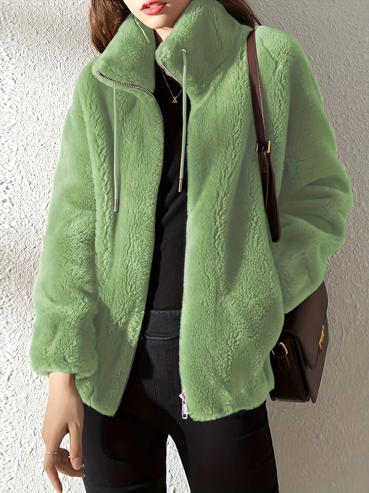 Elegante giacca donna in pile, calda e casual per l'inverno. Perfetta per un look comodo e alla moda.
