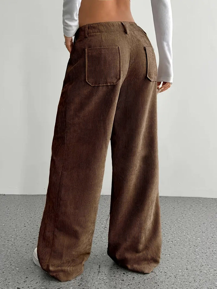 Pantaloni donna a coste, gamba larga e vita alta. Abbigliamento trendy per un look disinvolto.