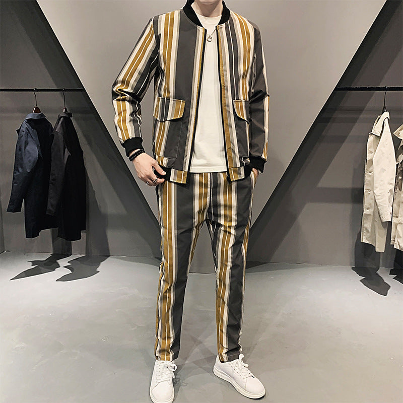 Tuta da uomo due pezzi aderente per allenamento. Set sportivo con manica lunga e pantaloni, perfetto per loungewear e casual.