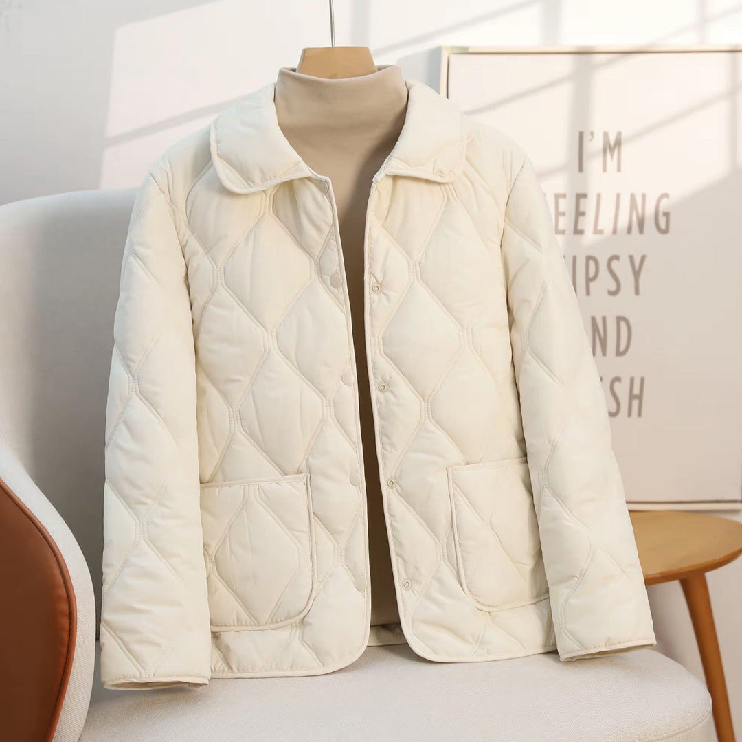 Giacca donna casual corta con revers, vestibilità morbida, ideale per un look chic e confortevole.