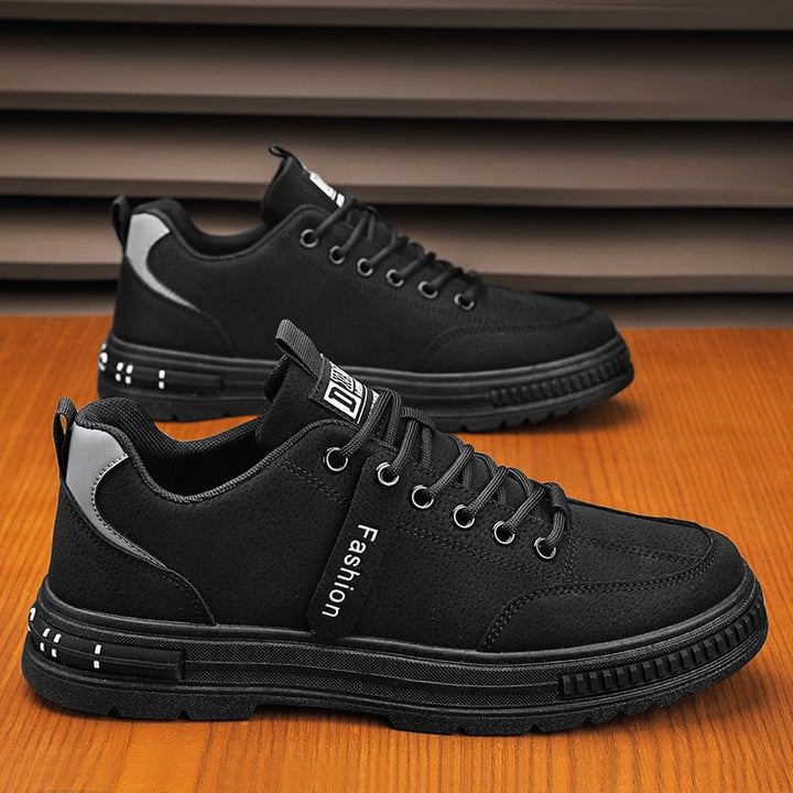 Sneakers uomo nere con lacci, ideali per comfort quotidiano e stile versatile primavera/estate.