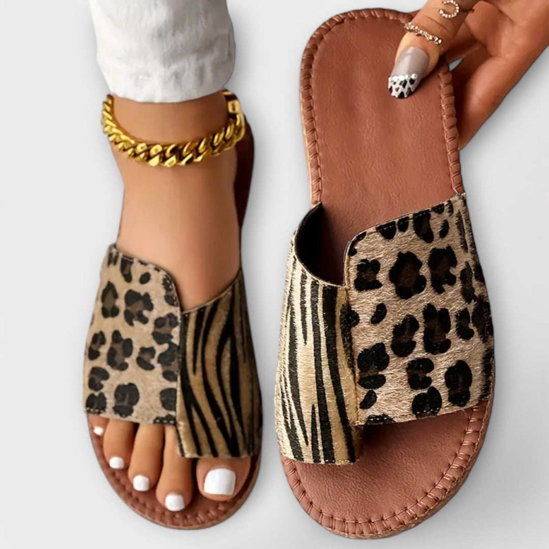 Ciabatte leopardate donna bicolore, design trendy. Comode, ideali per estive giornate casual o vacanze alla moda.
