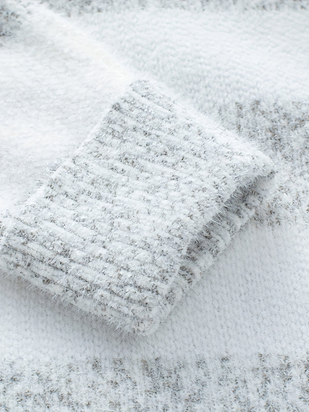 Maglione donna bianco collo alto, stile casual elegante. Maglia calda e confortevole per la moda femminile invernale.