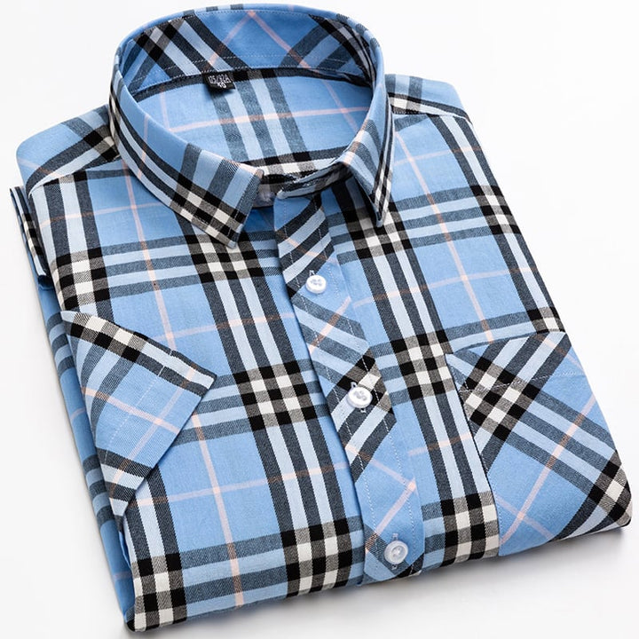 Camicia uomo maniche corte scozzese con bottoni. Stile casual estivo, perfetta per un outfit versatile.