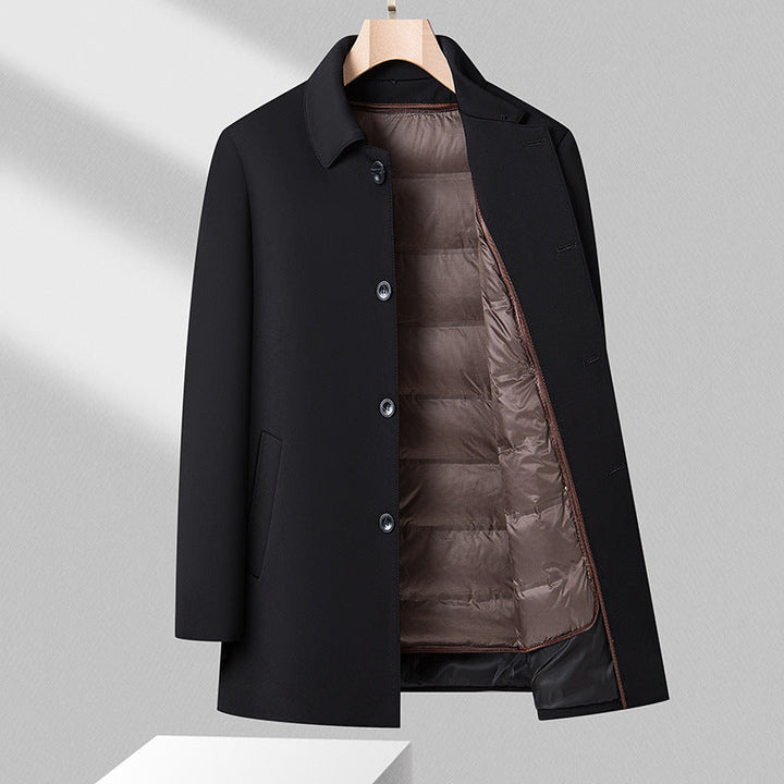 Dettaglio tessuto giacca uomo nera elegante. Cappotto invernale di qualità con fodera staccabile. Moda maschile versatile.