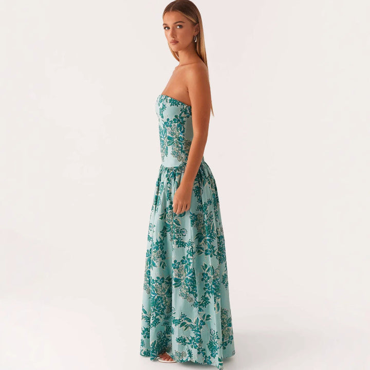Primo piano dell'abito lungo estivo donna slim senza spalline, con vivace stampa verde/bianco. Tessuto leggero.