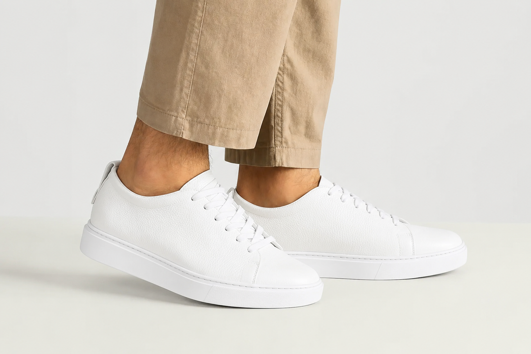 Sneakers bianche da uomo rialzate 6cm, ideali per uno stile casual sportivo e una maggiore altezza discreta.