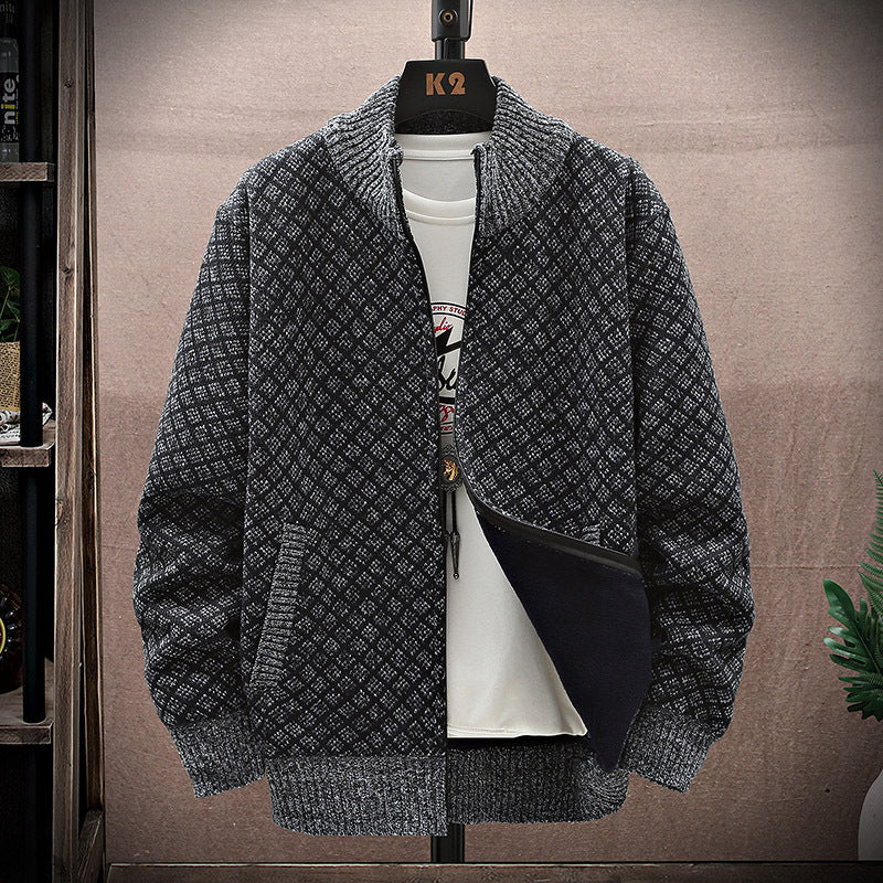 Cappotto uomo invernale con zip, morbido e caldo, un must per la moda maschile autunnale.