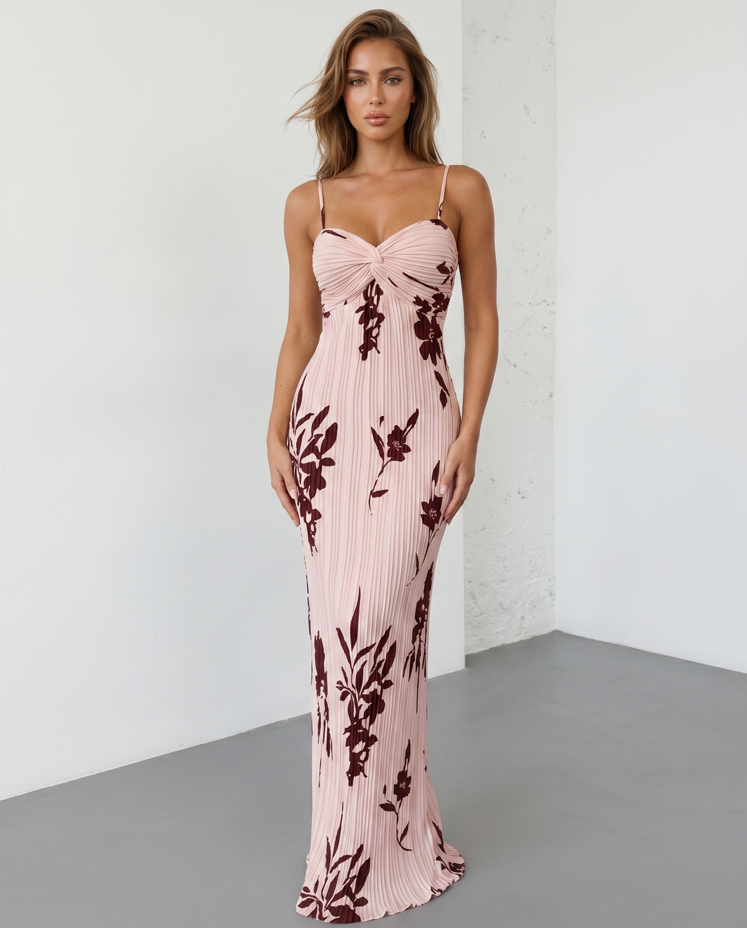 Abito maxi floreale da donna, gonna plissettata e busto twist, stile femminile e confortevole per l'estate.
