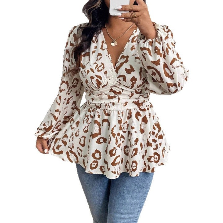 Dettaglio: camicia donna leopardata, scollo a V profondo e maniche lunghe. Perfetta per la moda femminile.