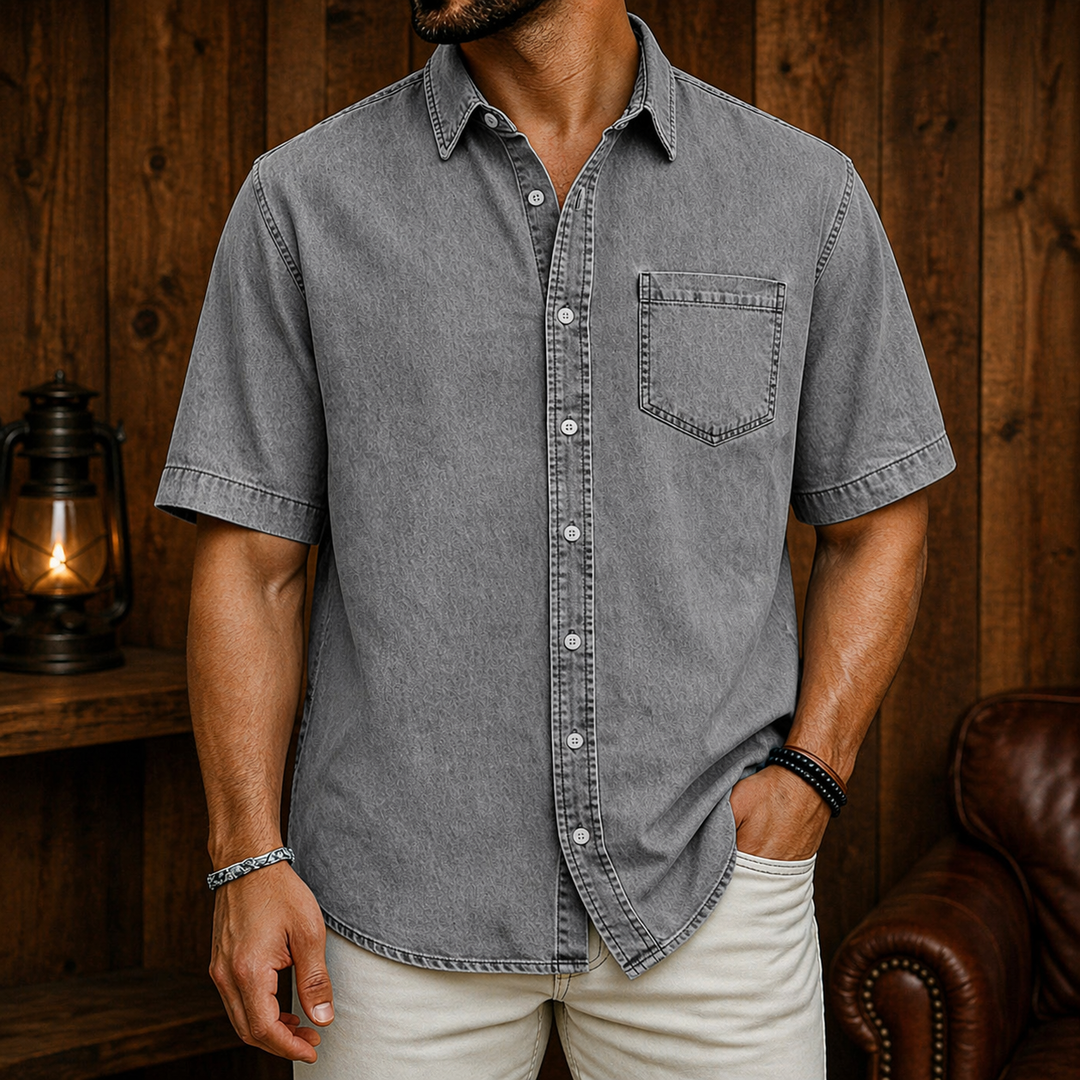 Modello grigio di camicia uomo a maniche corte, ideale per la primavera/estate, con bottoni e stile versatile.