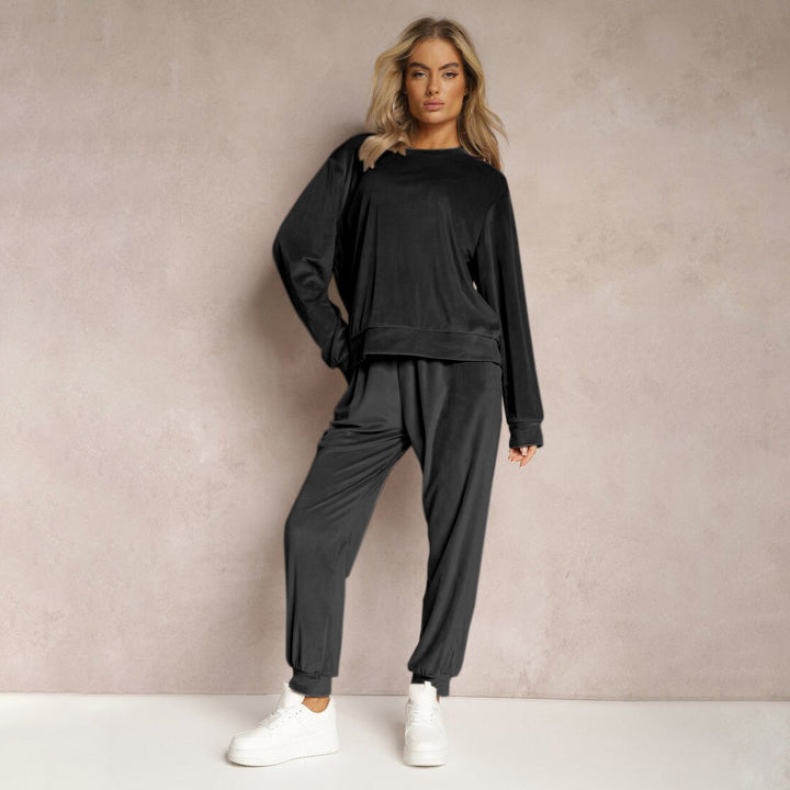 Set coordinato donna casual in due pezzi, ideale per abbigliamento comodo e momenti di relax quotidiani.