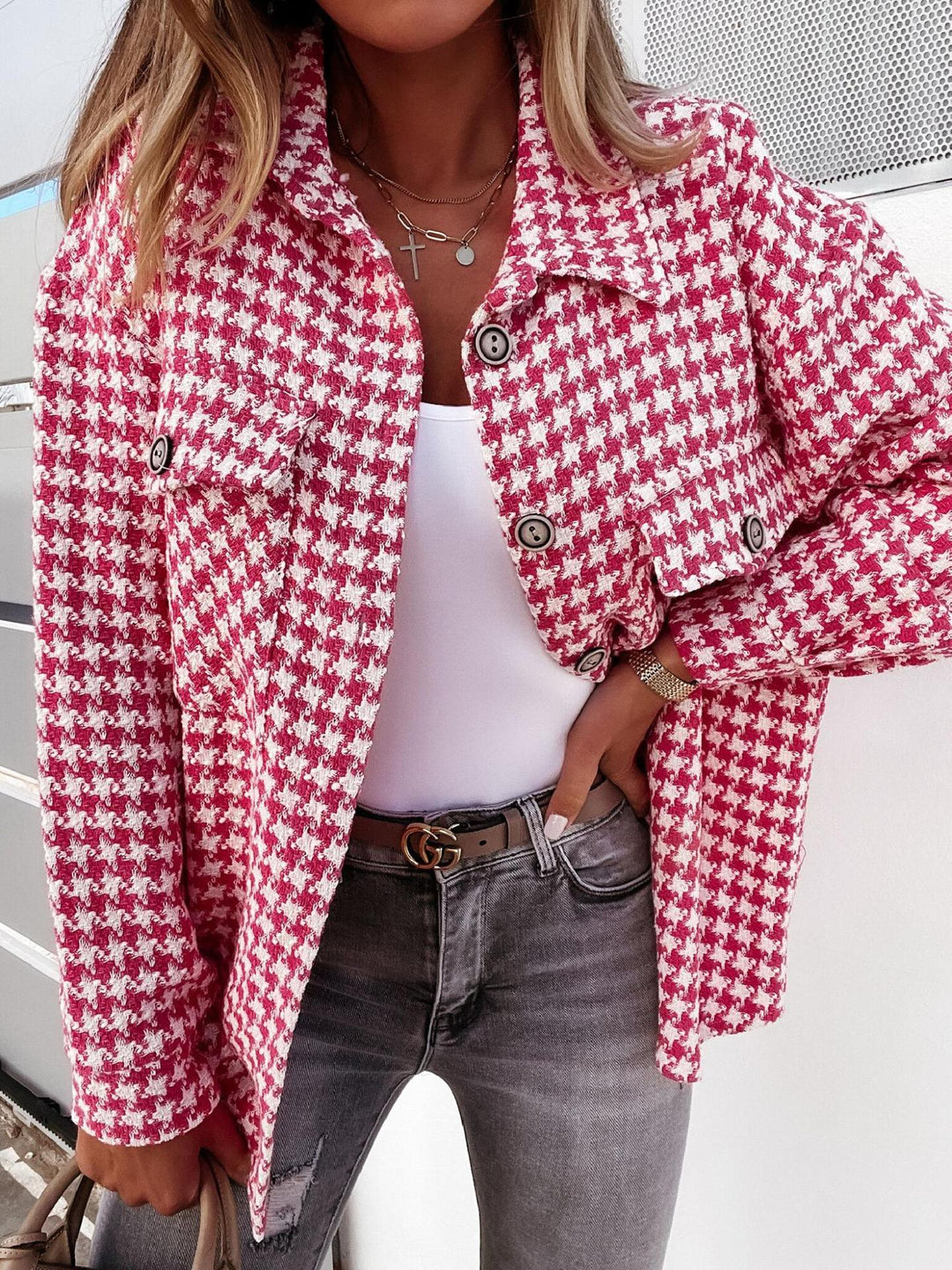 Modella con cappotto donna in lana pied-de-poule, giacca elegante per un look autunnale. Abbigliamento donna.