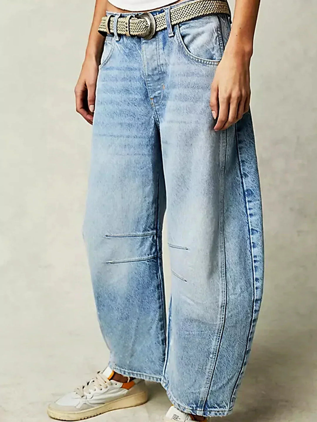 Jeans eleganti vita alta donna, a gamba larga. Perfetti pantaloni casual per look di moda femminile contemporanea.