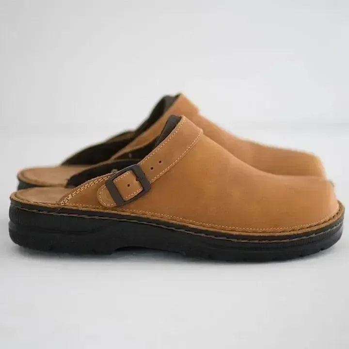 Muli da uomo comodi con soletta imbottita, ideali per comfort quotidiano e suola antiscivolo. Perfetti per relax.