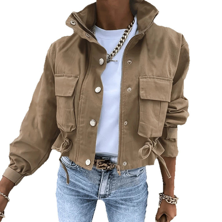 Dettaglio giacca donna biker nera: cerniere metalliche e collo alto, un tocco di eleganza urbana.