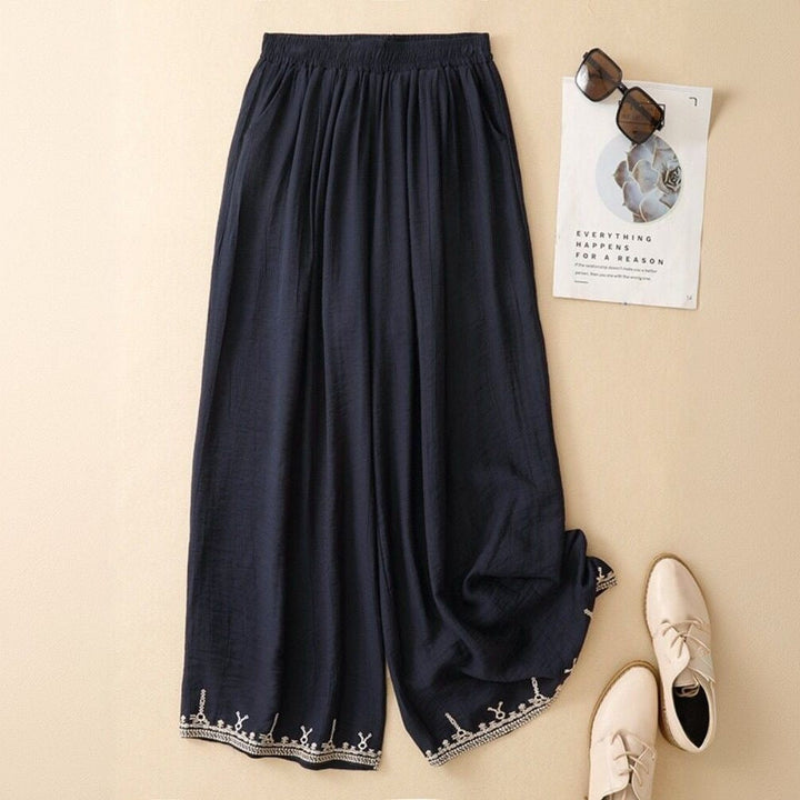 Moda donna: pantaloni corti vita alta con pizzo ricamato, ideali per outfit casual estivi e viaggi alla moda.