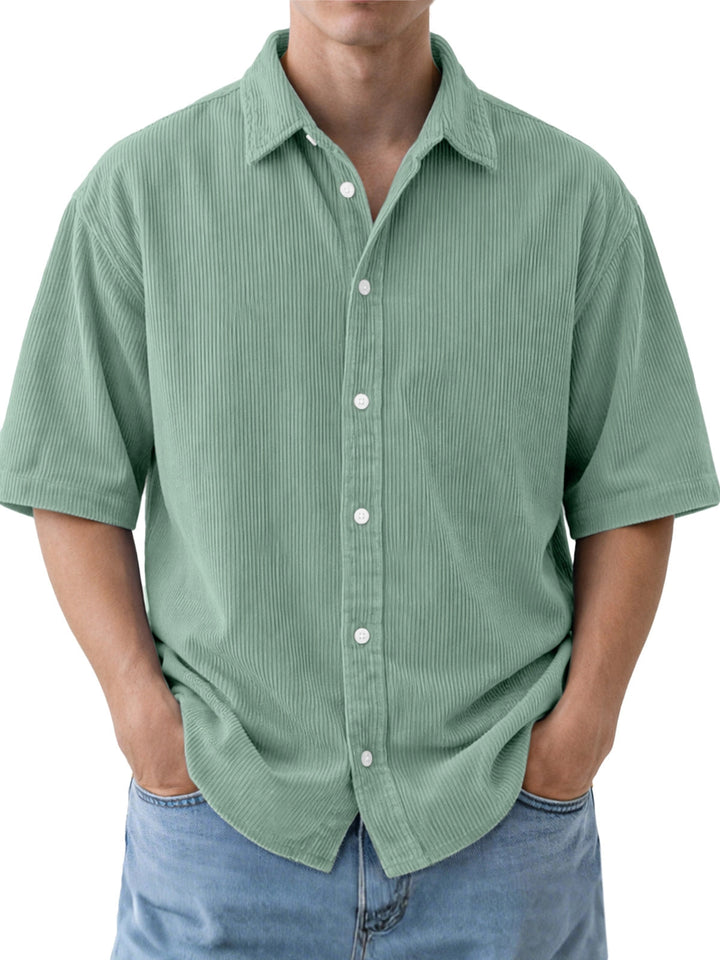 Camicia a maniche corte per uomo, vestibilità ampia e texture a coste; comfort e stile estivo moda.