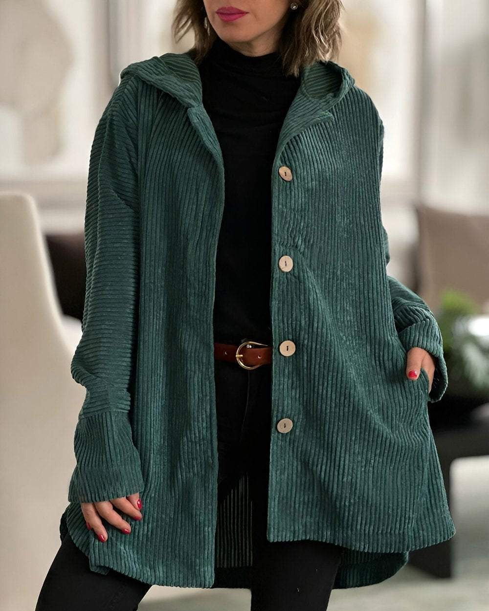 Giacca con cappuccio rossa per donna, modello casual e calda, ideale per le giornate fredde.
