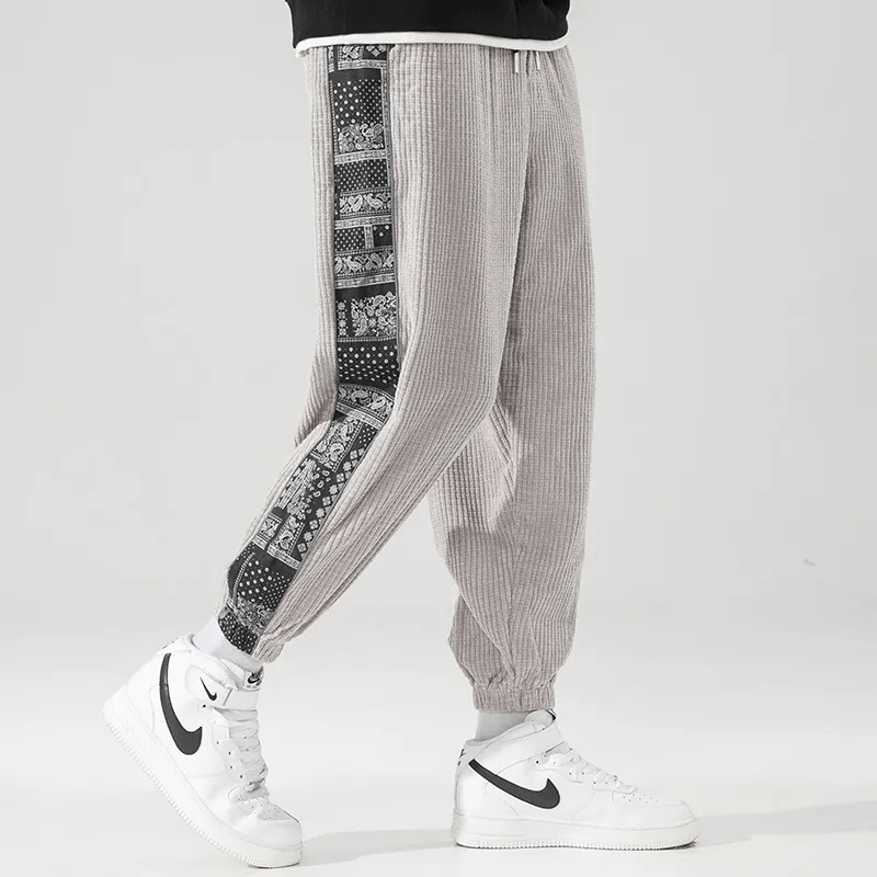 Dettaglio tessuto: pantaloni uomo a gamba dritta, abbigliamento maschile confortevole e resistente per ogni giorno.