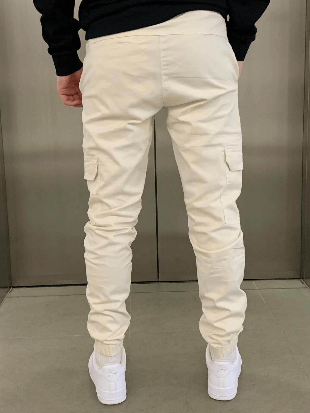 Pantaloni uomo cargo jogger, vita elasticizzata, comfort casual per stile moderno.
