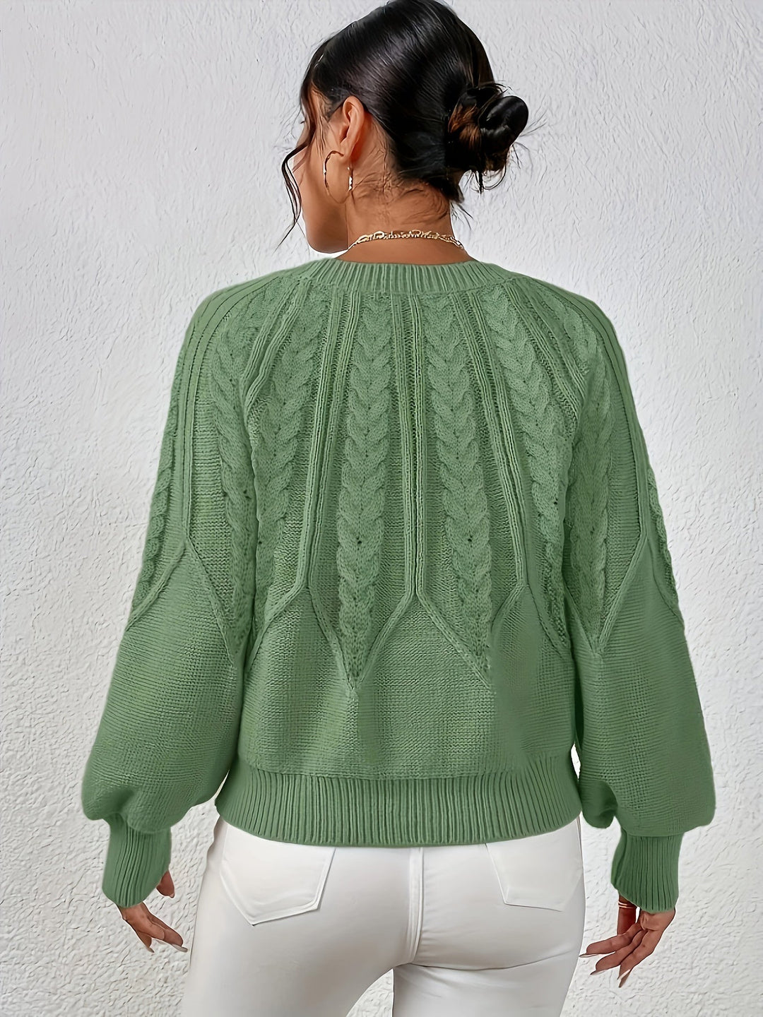 Maglione donna a trecce, maniche a palloncino. Comodo e chic, ideale per l'autunno-inverno.