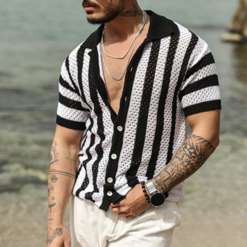 Polo uomo estiva a righe verdi, nere e beige con bottoni, perfetta per look casual e di tendenza.