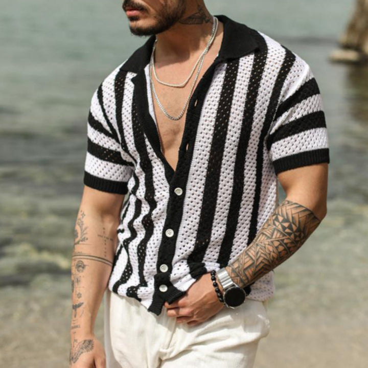 Polo uomo estiva a righe verdi, nere e beige con bottoni, perfetta per look casual e di tendenza.