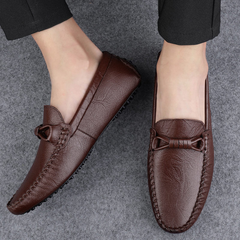 Mocassini uomo arancioni brillanti, scarpe slip-on di tendenza per un tocco di colore audace e comfort.