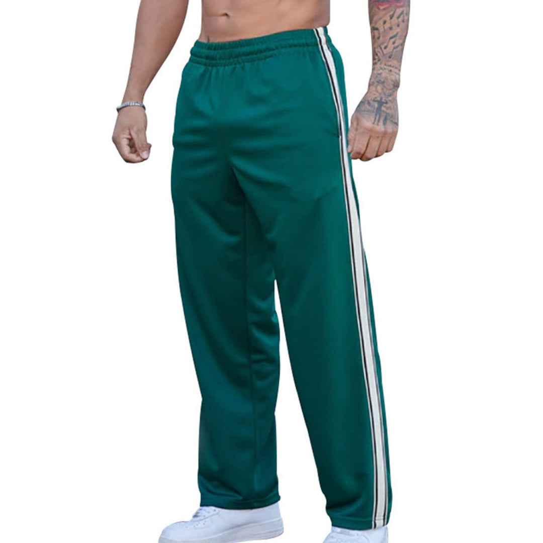 Uomo indossa pantaloni jogger sportivi per allenamento, perfetti per movimento e stile athleisure.