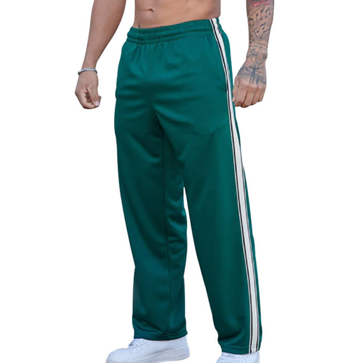 Uomo indossa pantaloni jogger sportivi per allenamento, perfetti per movimento e stile athleisure.