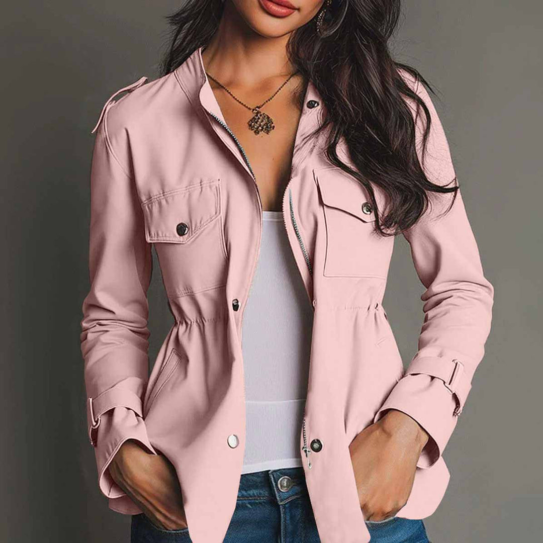 Giacca donna moda, antivento e leggera, con design avvitato. Essenziale per outfit urbani di mezza stagione.