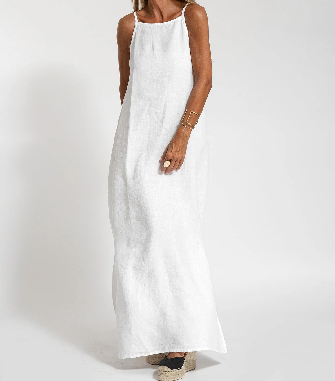 Abito maxi estivo nero da donna, scollo all'americana. Elegante vestito lungo versatile per ogni occasione estiva.