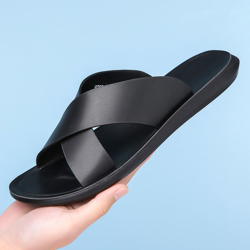 Sandali uomo estivi aperti su sabbia: calzature casual per spiaggia e moda mare. Comfort e traspirabilità.