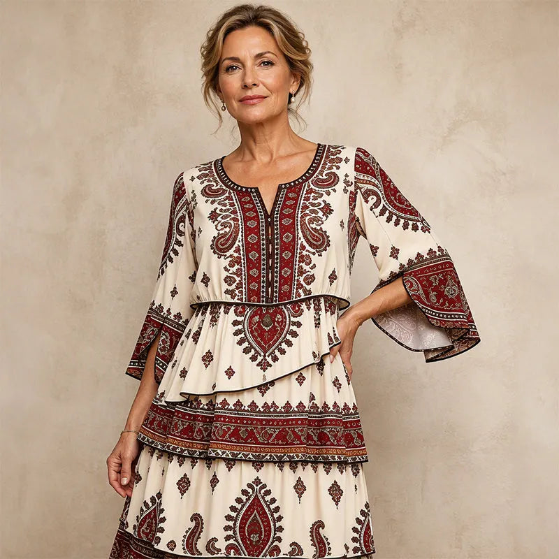 Abito bohémien donna in cotone, stampa etnica accattivante e volant decorativi. Ideale per l'estate.