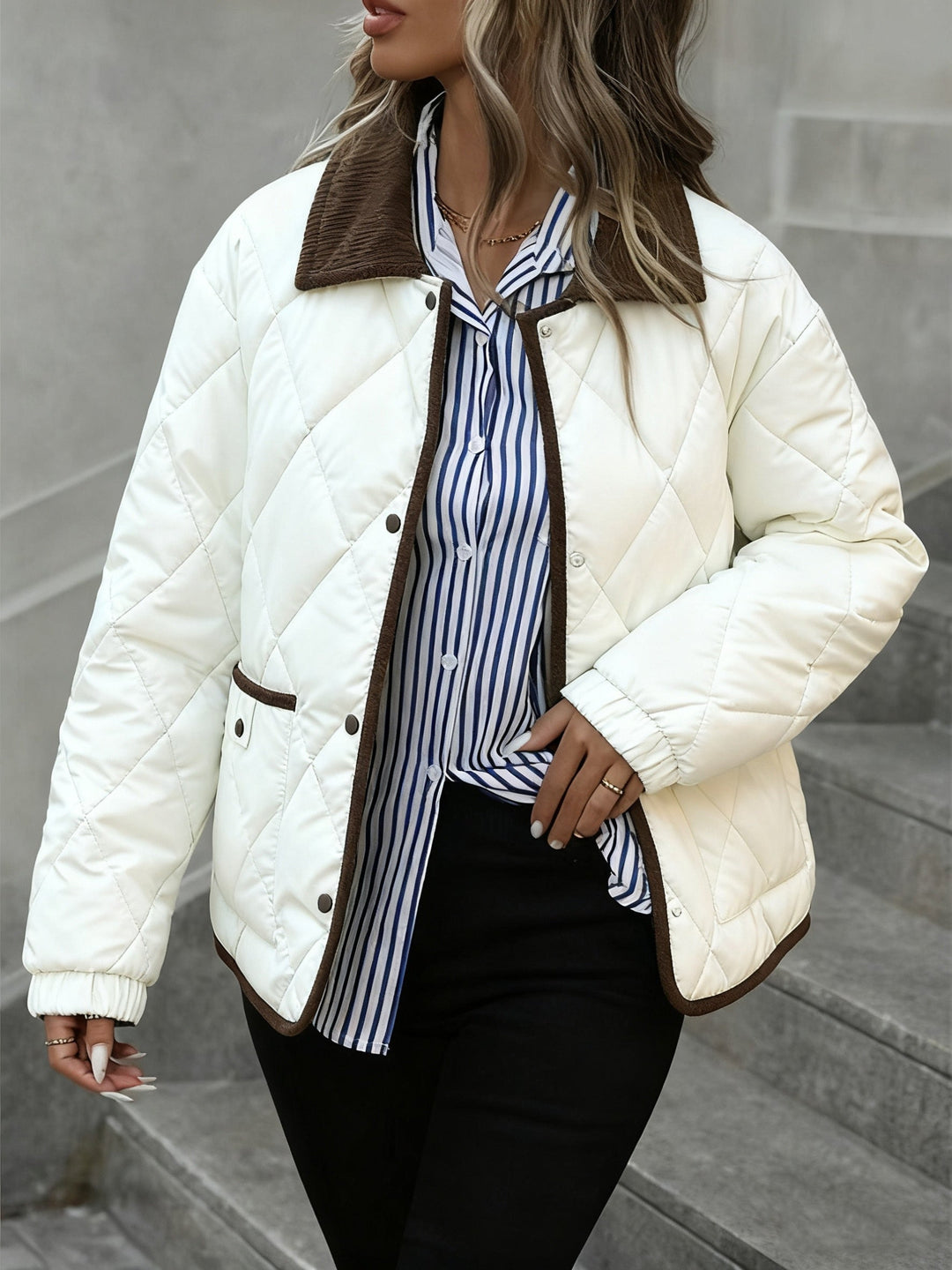 Giacca trapuntata donna marrone caffè con dettagli raffinati e collo a contrasto bianco, per un look alla moda.