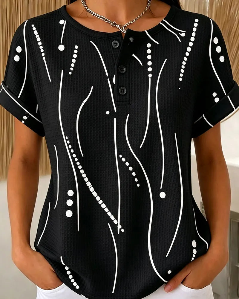 T-shirt donna con bottoni decorativi e stampa grafica. Ideale per un look casual, confortevole e di moda estiva.