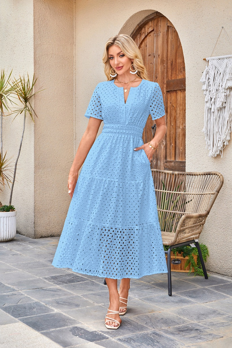Vestito estivo lungo da donna in un colore vibrante, con scollo a V, intagli e vita alta. Stile elegante e comodo.