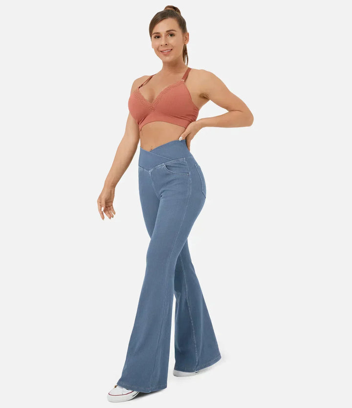 Texture denim elasticizzata dei jeans bootcut da donna a vita alta, per massimo comfort e stile.