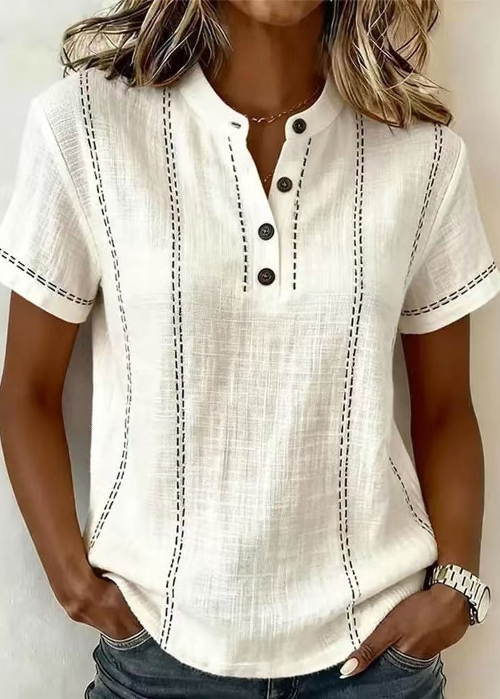 Blusa donna elegante a maniche corte con colletto coreano, scollo a V e fantasia a righe. Primavera.