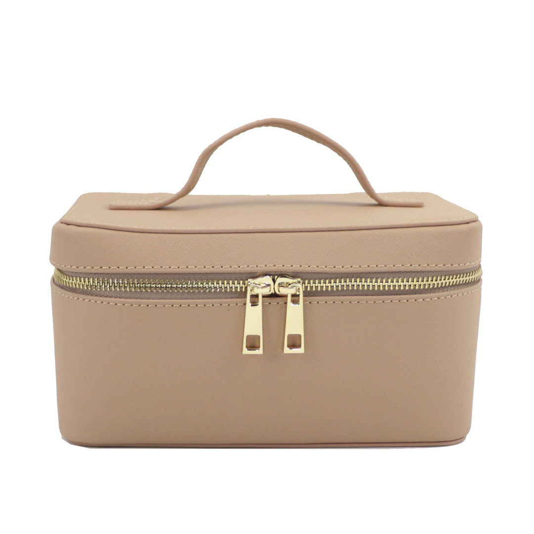 Interno del beauty case da viaggio donna, scomparti organizzati per trucco e accessori in pelle.