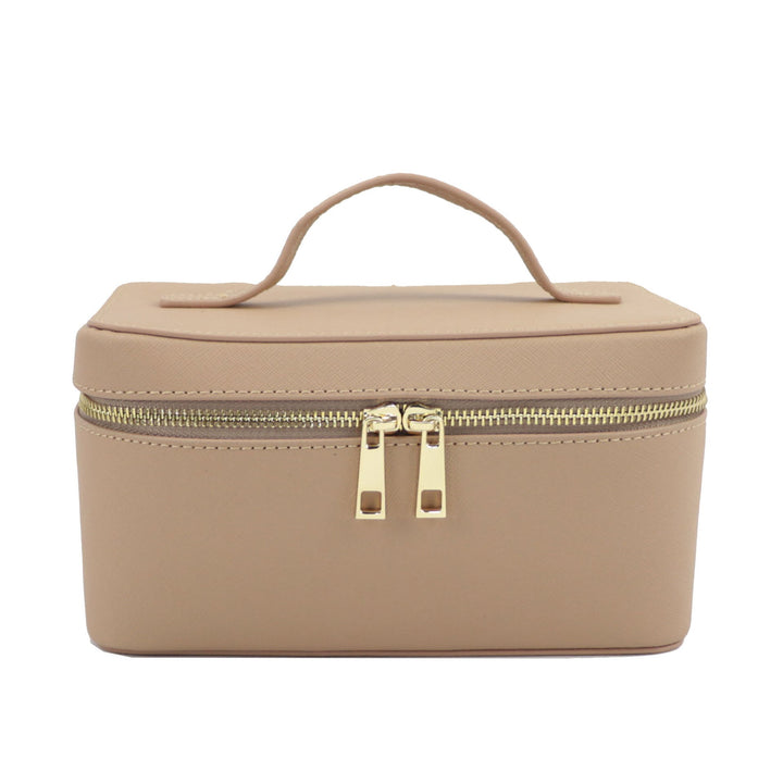 Interno del beauty case da viaggio donna, scomparti organizzati per trucco e accessori in pelle.