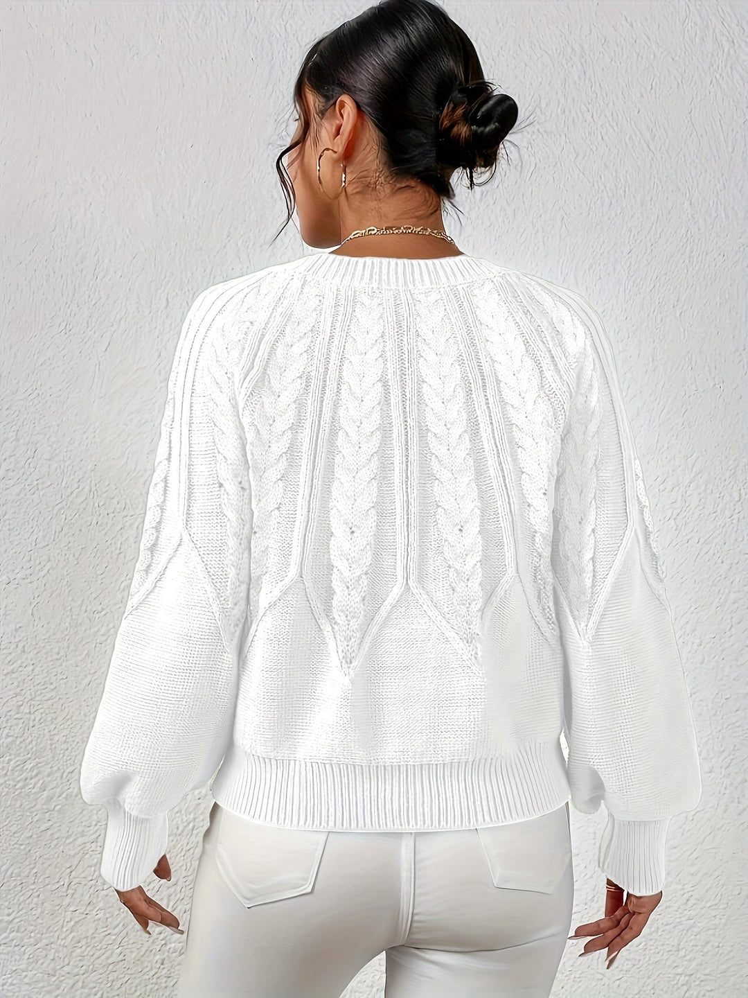 Maglia donna elegante, trecce e maniche a palloncino. Stile senza tempo per l'inverno.