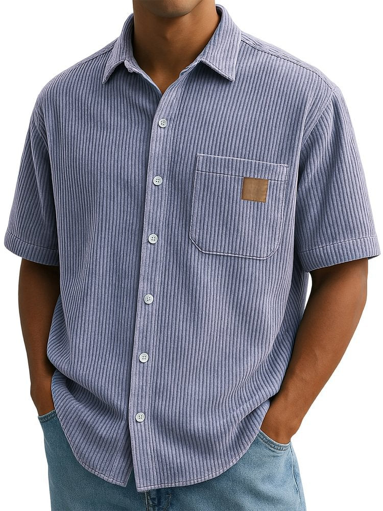 Taschino effetto velluto su camicia uomo a maniche corte. Abbigliamento casual estivo, versatile.