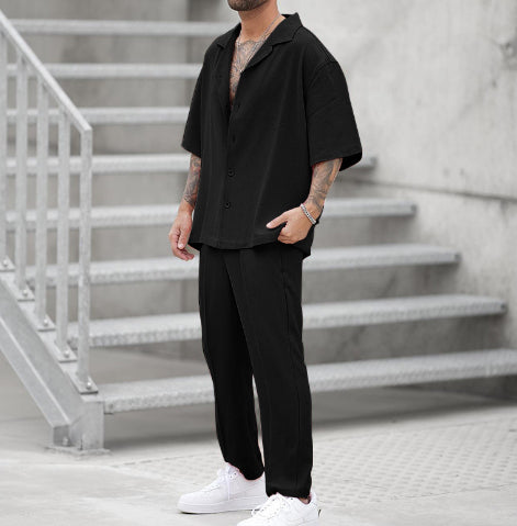 Completo estivo uomo due pezzi, camicia a maniche corte e pantaloni casual, perfetto per moda estiva e look spiaggia.