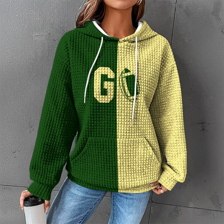 Moda autunno inverno: maglione donna con cappuccio, tasca frontale e stile casual oversize.