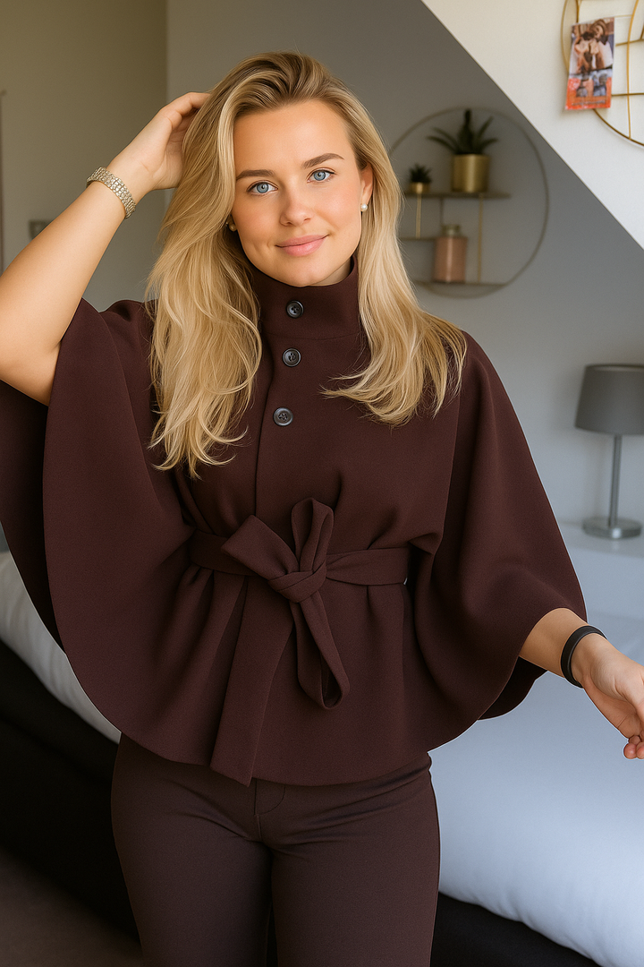 Design elegante per cappotto mantella donna, collo alto strutturato e cintura. Capo spalla ideale per autunno-inverno.