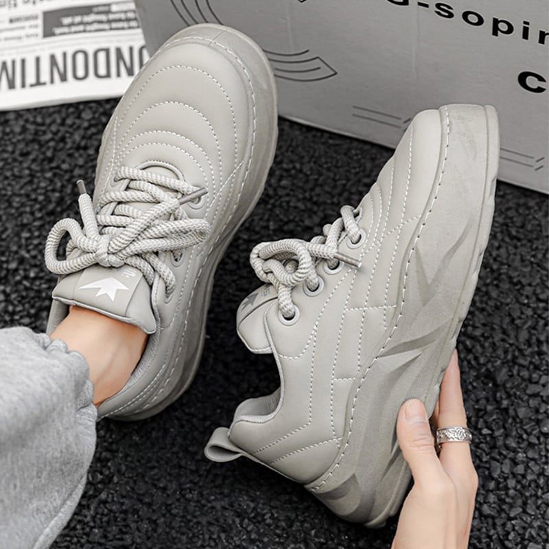 Scarpe da corsa uomo per massimo comfort e trazione. Sneakers sportive casual con suola spessa, perfette per ogni giorno.